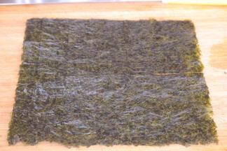 取一张大的紫菜