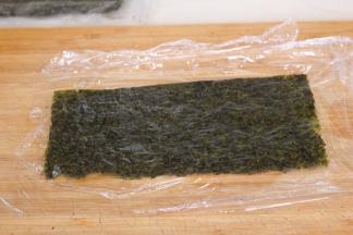 取一小半放在保鲜膜上