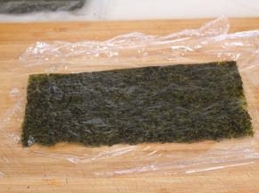 取一小半放在保鲜膜上