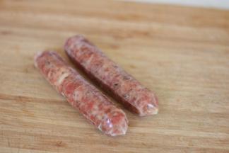 取出两根珍妮珍馐香肠恢复室温