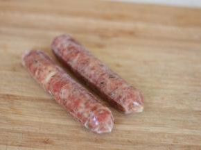 取出两根珍妮珍馐香肠恢复室温