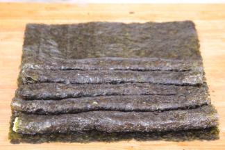 将紫菜卷依次摆好