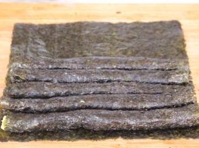 将紫菜卷依次摆好