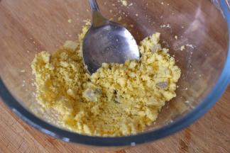 用勺子将蛋黄压碎