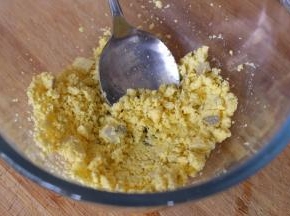 用勺子将蛋黄压碎