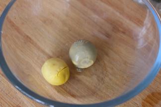 准备好两个蛋黄