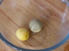 准备好两个蛋黄