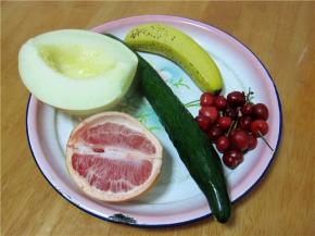 将水果蔬菜都准备好