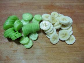 将黄瓜和香蕉切片备用