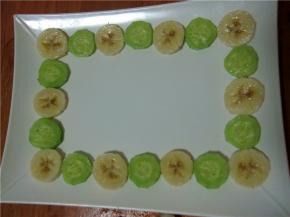 用黄瓜和香蕉交替的围摆成一圈