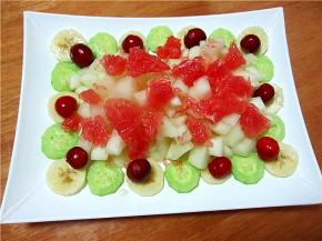 将西柚肉和樱桃点缀上