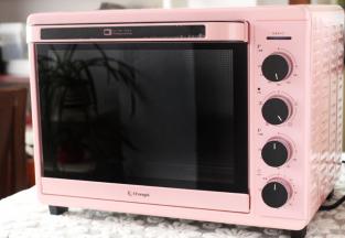 粉粉嫩嫩的长帝炫彩烤箱让厨房顿时亮了起来，这颜值不能更赞了！