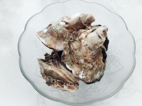 将生蚝的外壳刷洗干净。