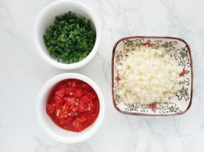 蒜去皮，压成蒜蓉；葱切成葱末备用。