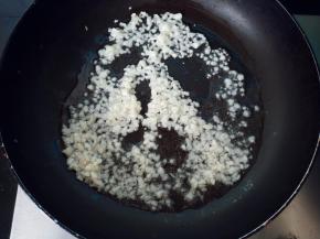 锅里倒植物油烧热，放入蒜蓉炒出香味。