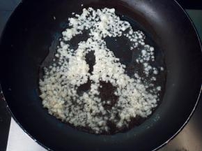 锅里倒植物油烧热，放入蒜蓉炒出香味。