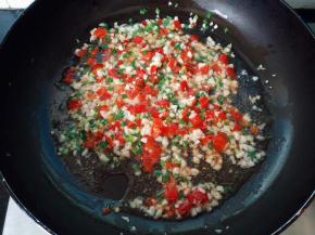 加入剁椒和葱末，放入生抽，糖，白胡椒粉翻炒出香味，关火。