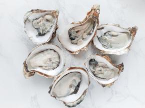 用刀撬开生蚝，洗净。