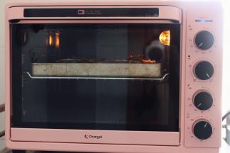 放入预热好的烤箱，中层上下火200度烤10分钟左右。