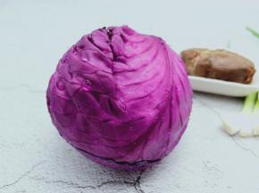 新鲜的紫甘蓝两百克，卤牛肉一百克。