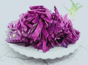 紫甘蓝切成细丝。