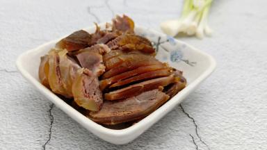 卤好的牛肉切薄片。