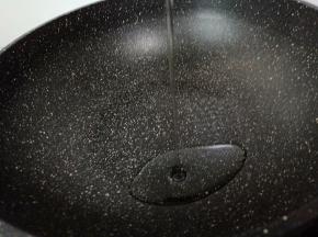 锅里加适量的加拿大芥花油，在常用的食用油中，加拿大芥花油的饱和脂肪含量最低，并且富含植物性脂肪酸，同时它富含健康的单不饱和脂肪，并且还是其他营养元素的优质来源。