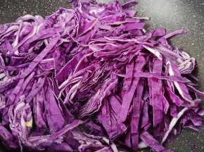 油热以后加紫甘蓝大火快速翻炒。