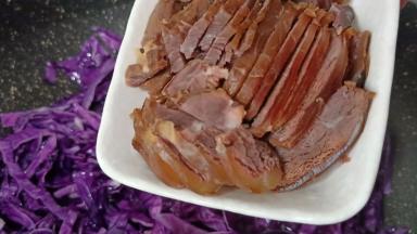 紫甘蓝翻炒几下加入牛肉片。