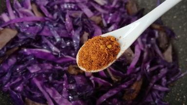 加辣椒粉一勺，不喜欢吃辣的可以不加。