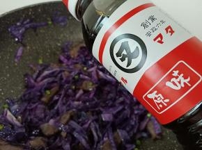 加一勺又伊鲜原味酱油。又伊鲜原味酱油，咸鲜适口，适合炒、炖、焖，精选大豆，独家酿造，想要出众的厨艺，你就缺一瓶又伊鲜原味酱油!