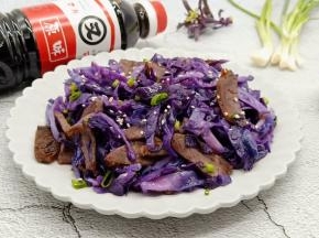 紫甘蓝脆爽可口!卤牛肉的酱香散发开来，一筷一筷才过瘾!