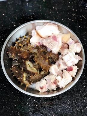 排骨、猪肉焯水备用，海参斜切一分为二