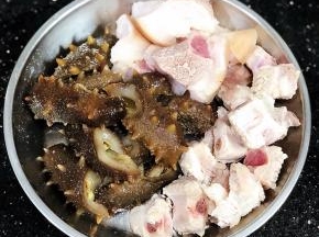 排骨、猪肉焯水备用，海参斜切一分为二