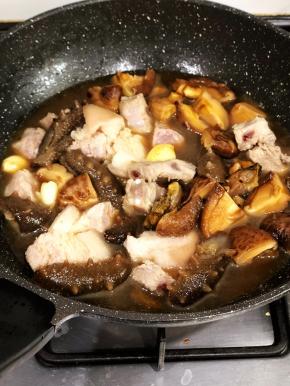 加入水，没过材料，下少许糖、盐、以及半碗蚝油，大火转中火焖烧。