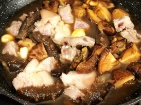 加入水，没过材料，下少许糖、盐、以及半碗蚝油，大火转中火焖烧。