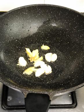 姜蒜头下油锅炸香。