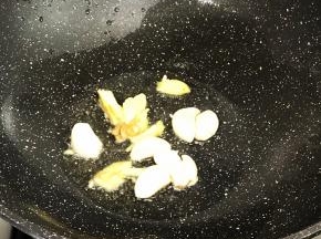 姜蒜头下油锅炸香。