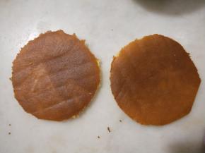 提前烤好一个蛋糕片，用模具切出2块蛋糕片备用。