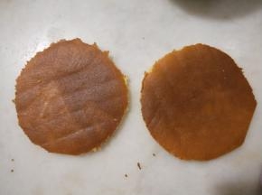 提前烤好一个蛋糕片，用模具切出2块蛋糕片备用。