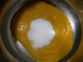 芒果泥加细砂糖隔热水加热至细砂糖完全融化。