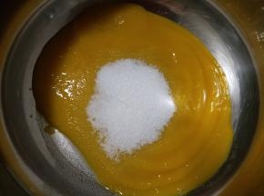 芒果泥加细砂糖隔热水加热至细砂糖完全融化。