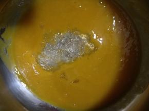 加入提前用凉开水泡软的吉利丁片，加热至吉利丁片完全融化。