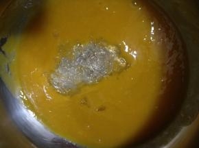 加入提前用凉开水泡软的吉利丁片，加热至吉利丁片完全融化。