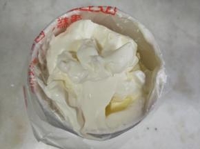 淡奶油打至裱花状态。