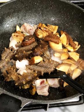 将余下材料放入锅翻炒。