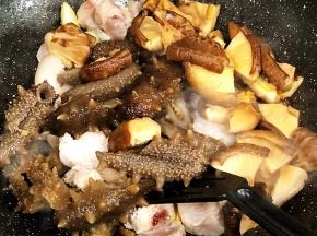 将余下材料放入锅翻炒。