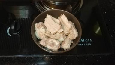 放入水里煮10分钟捞出