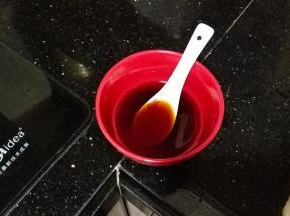 1汤勺料酒、2汤勺酱油、3汤勺米醋、4汤勺白糖混合碗里拌均匀备用