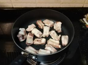 锅里放少许油，放入飞水后的排骨